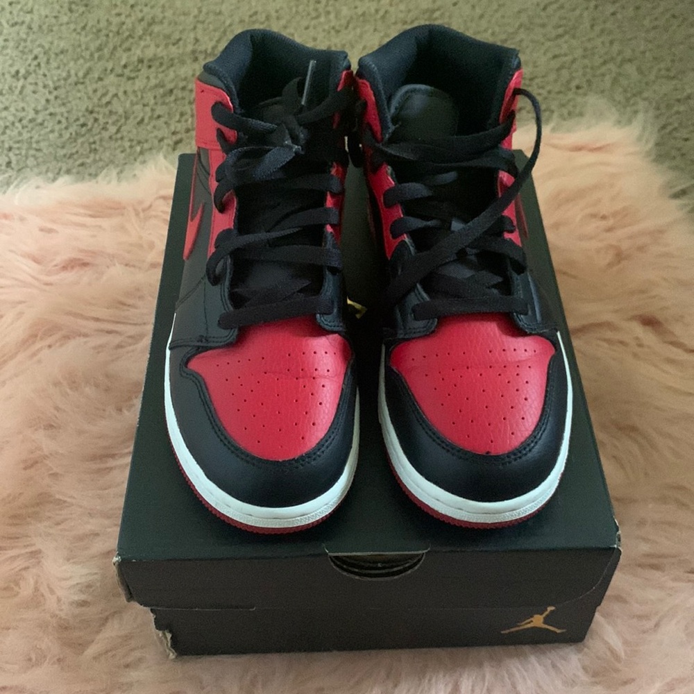 I am selling these Jordan 1s mid. They are going for $45 and is a size 5 Gs